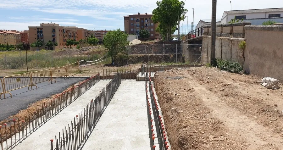 Foto 2 - A mediados de junio Tejares disfrutar&aacute; una pasarela sobre el Tormes reformada  