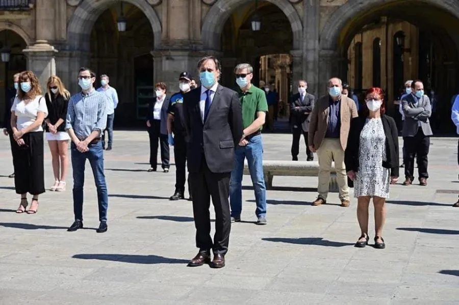 Foto 6 - Salamanca se une al minuto de silencio para homenajear a los fallecidos por la pandemia