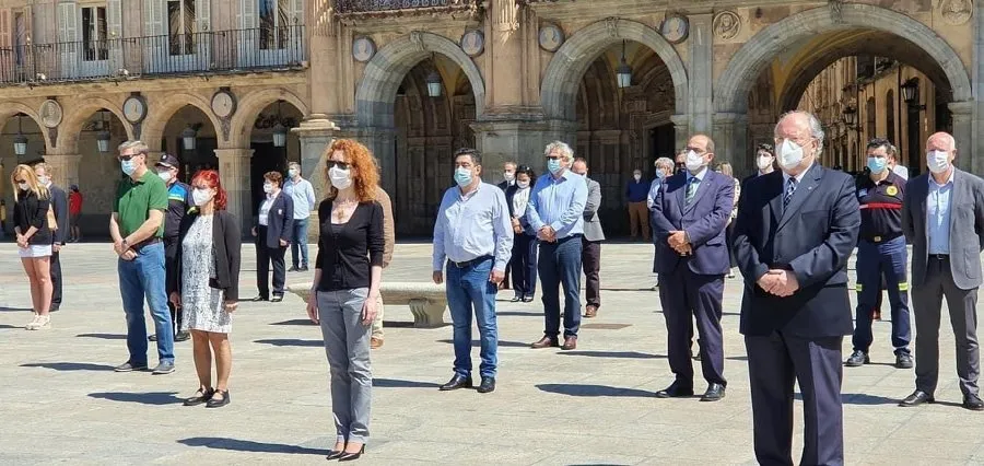 Foto 5 - Salamanca se une al minuto de silencio para homenajear a los fallecidos por la pandemia