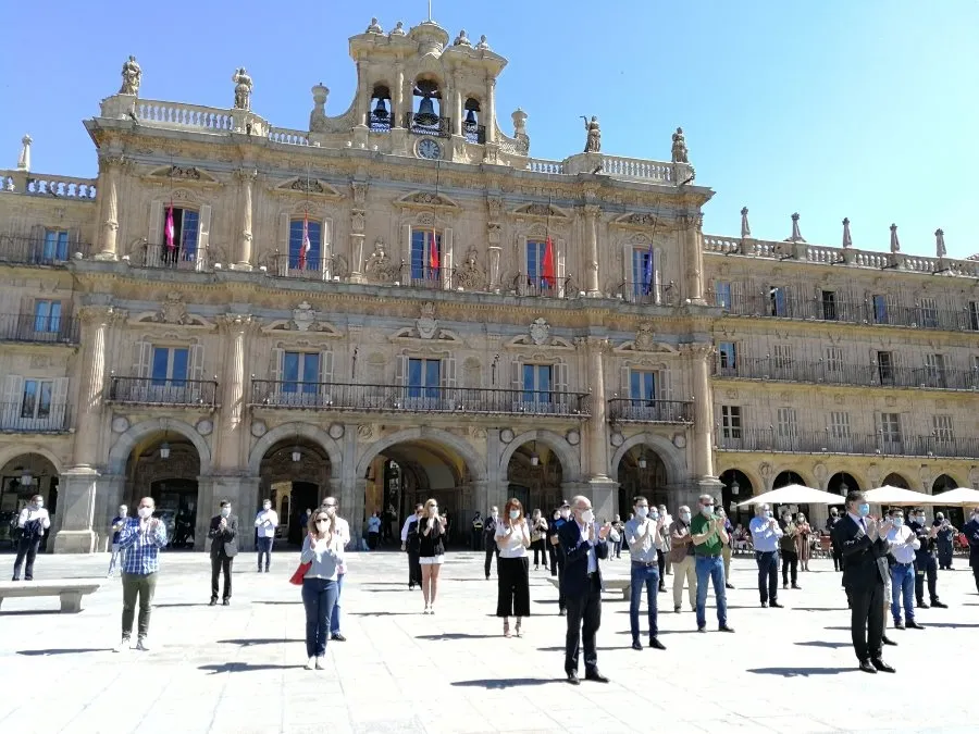Foto 4 - Salamanca se une al minuto de silencio para homenajear a los fallecidos por la pandemia
