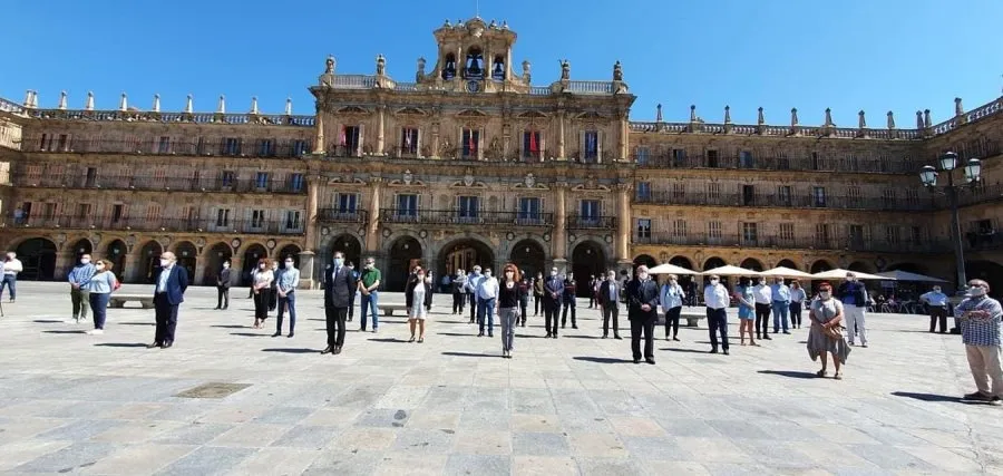Foto 3 - Salamanca se une al minuto de silencio para homenajear a los fallecidos por la pandemia