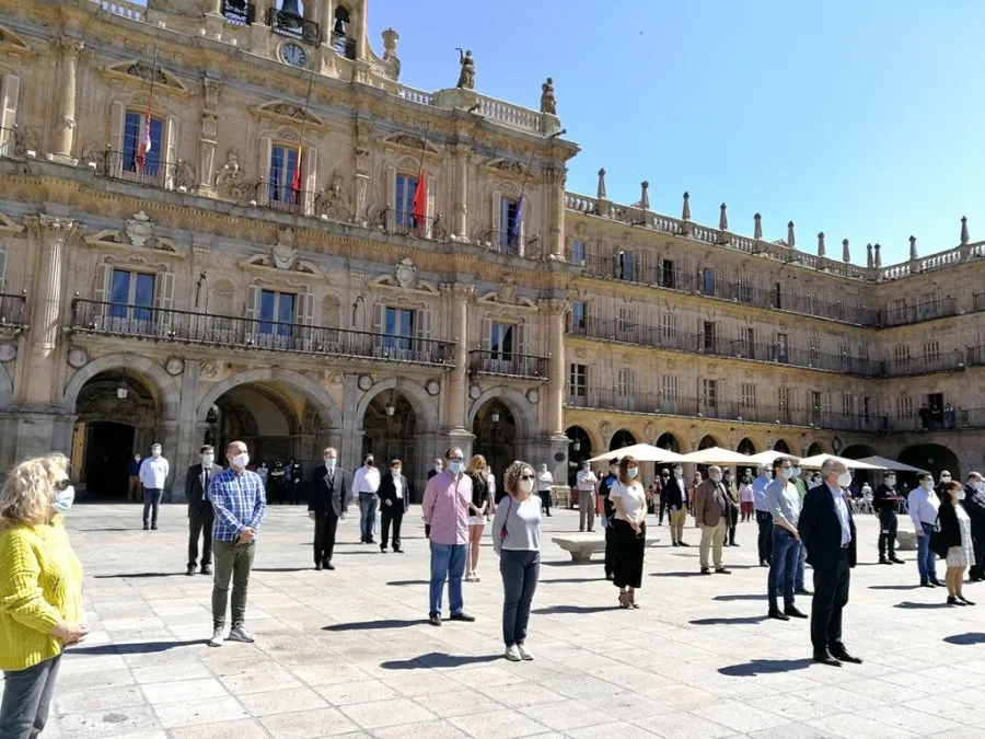Foto 2 - Salamanca se une al minuto de silencio para homenajear a los fallecidos por la pandemia