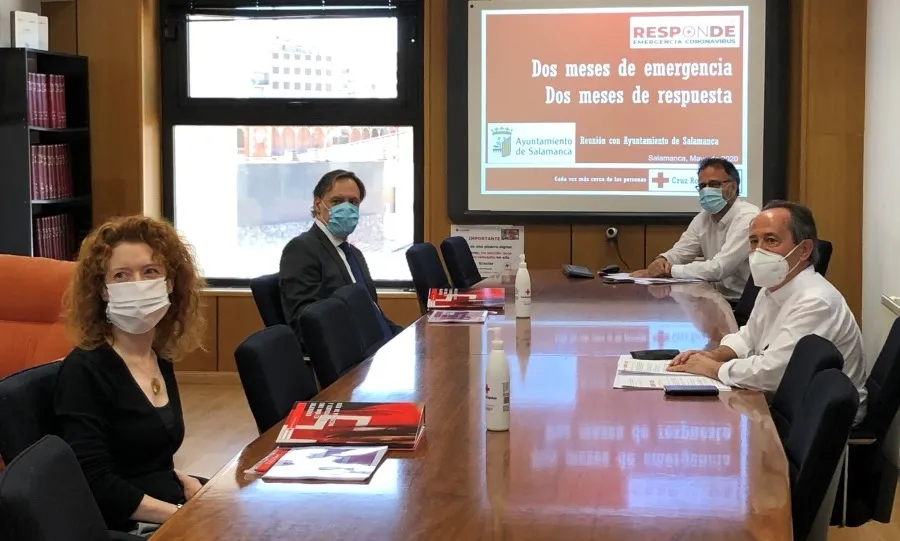 Visita del alcalde, Carlos García Carbayo, y de la concejal de Familia e Igualdad de Oportunidades, Ana Suárez, a la sede de Cruz Roja