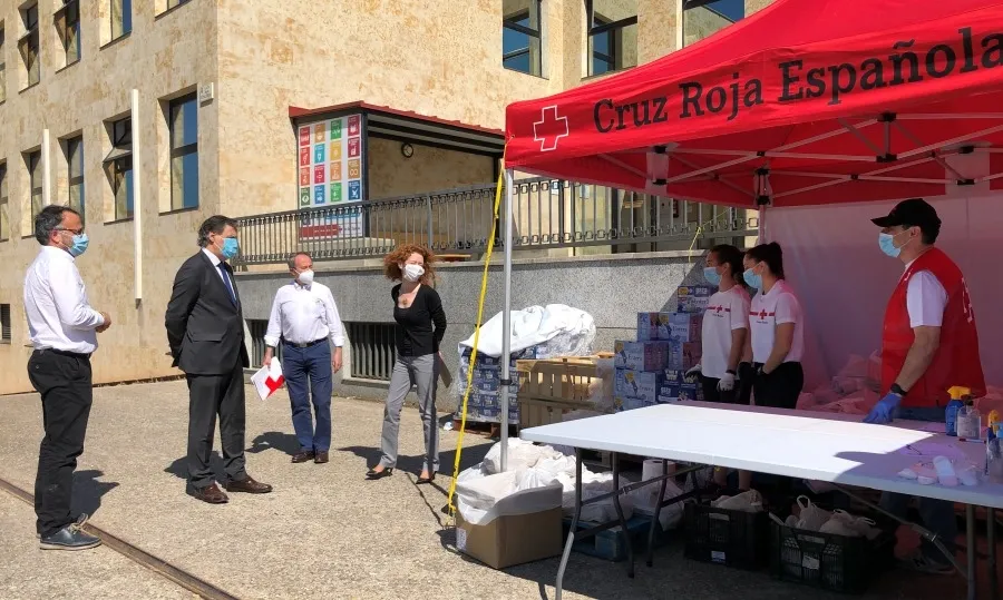 Voluntarios de Cruz Roja junto al alcalde de Salamanca, Carlos García Carbayo