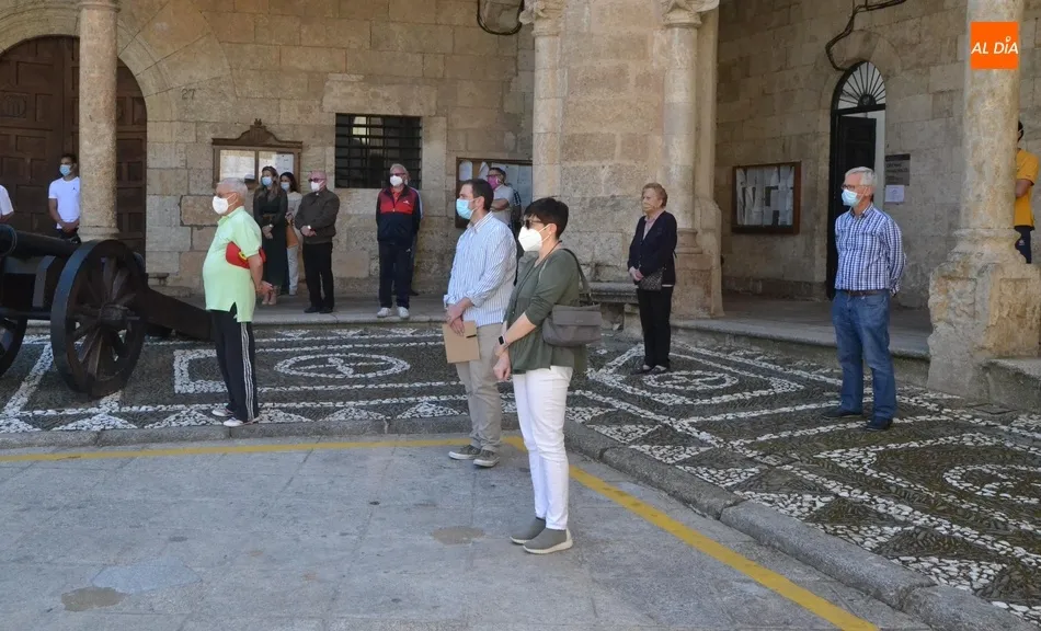 Foto 10 - Unas 80 personas guardan silencio en la Plaza Mayor en memoria de las v&iacute;ctimas del coronavirus  