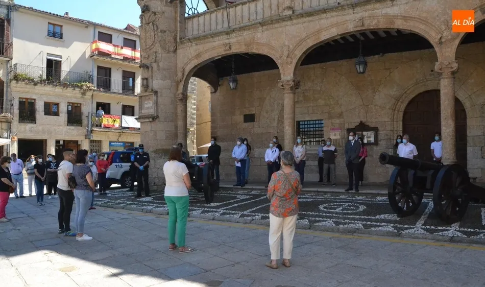 Foto 9 - Unas 80 personas guardan silencio en la Plaza Mayor en memoria de las v&iacute;ctimas del coronavirus  
