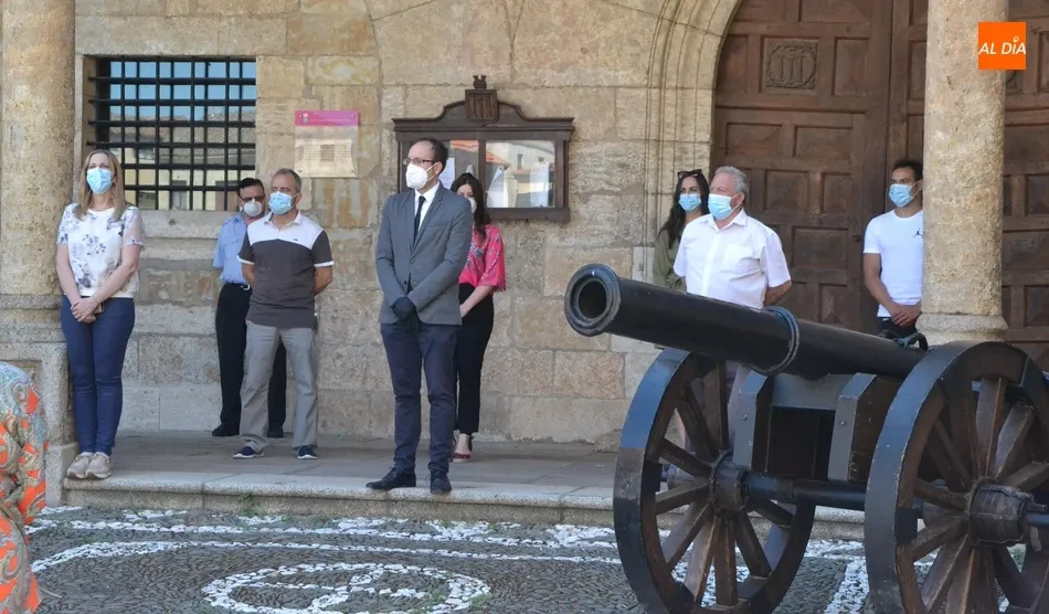 Foto 11 - Unas 80 personas guardan silencio en la Plaza Mayor en memoria de las v&iacute;ctimas del coronavirus  
