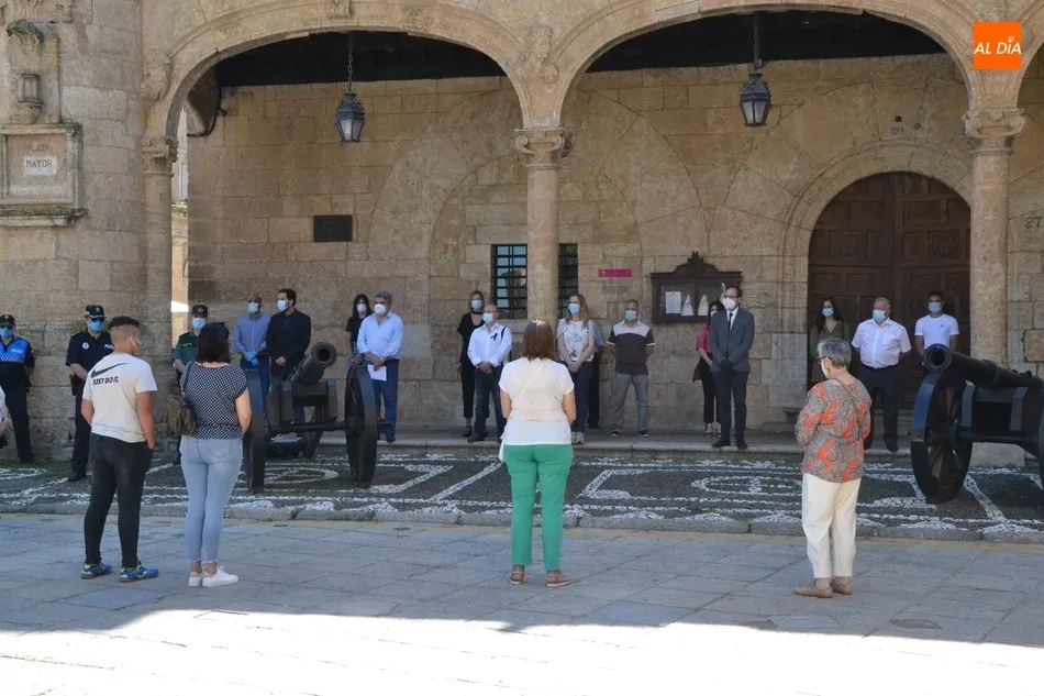 Foto 7 - Unas 80 personas guardan silencio en la Plaza Mayor en memoria de las v&iacute;ctimas del coronavirus  