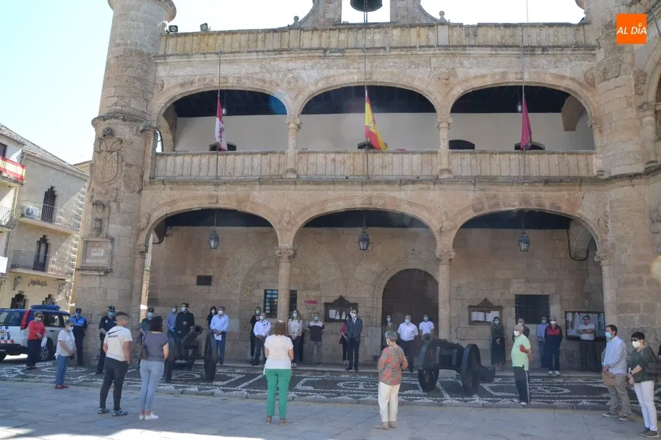 Foto 8 - Unas 80 personas guardan silencio en la Plaza Mayor en memoria de las v&iacute;ctimas del coronavirus  