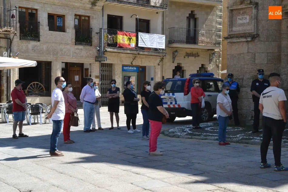 Foto 6 - Unas 80 personas guardan silencio en la Plaza Mayor en memoria de las v&iacute;ctimas del coronavirus  