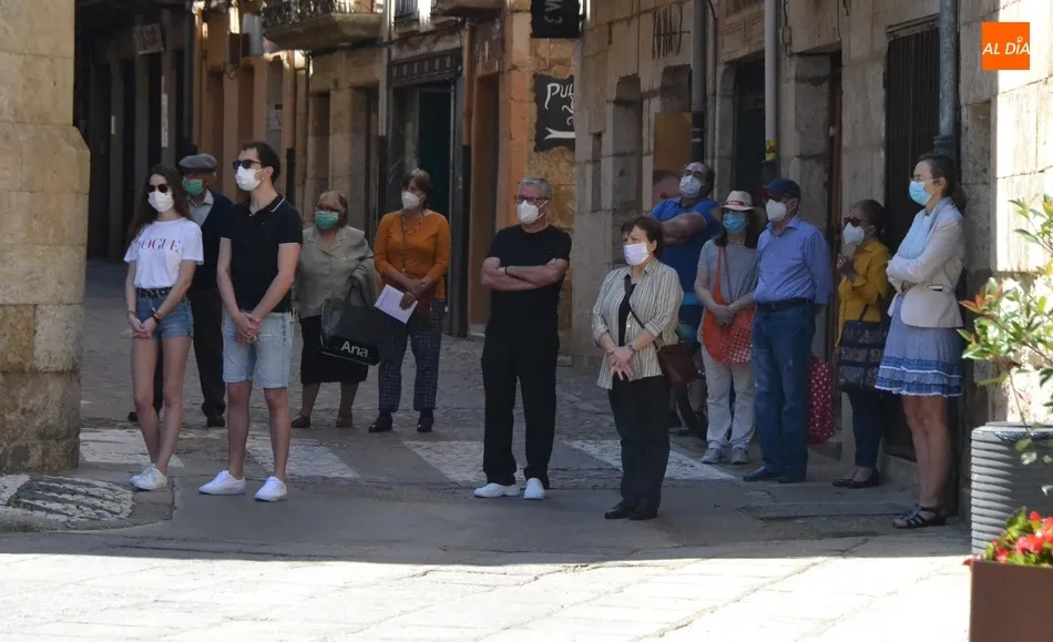 Foto 4 - Unas 80 personas guardan silencio en la Plaza Mayor en memoria de las v&iacute;ctimas del coronavirus  
