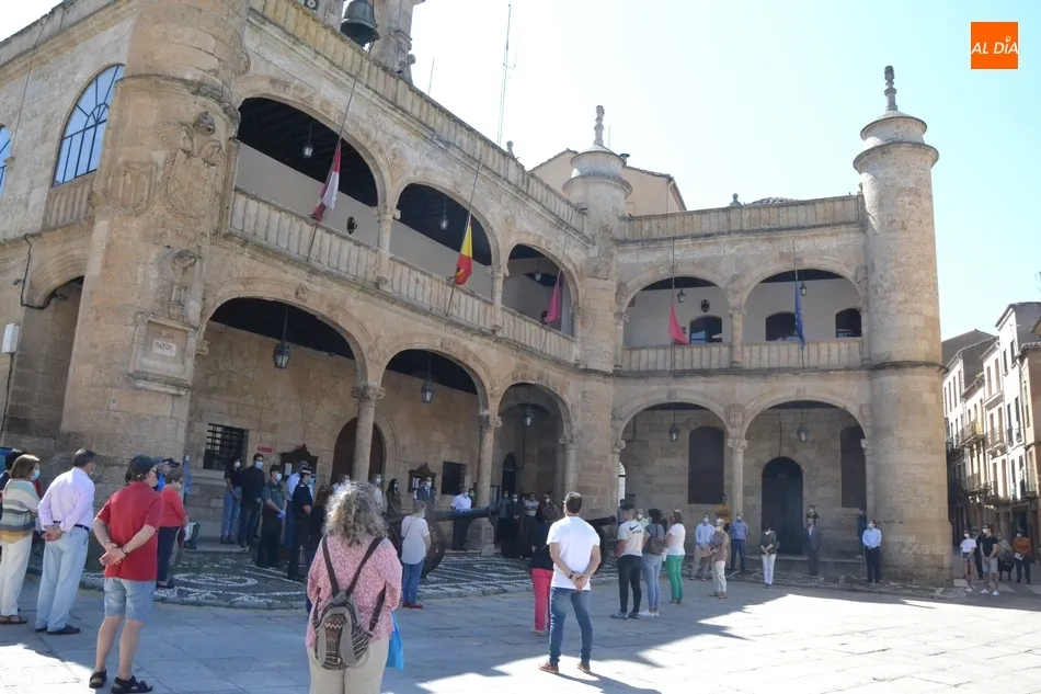 Foto 5 - Unas 80 personas guardan silencio en la Plaza Mayor en memoria de las v&iacute;ctimas del coronavirus  