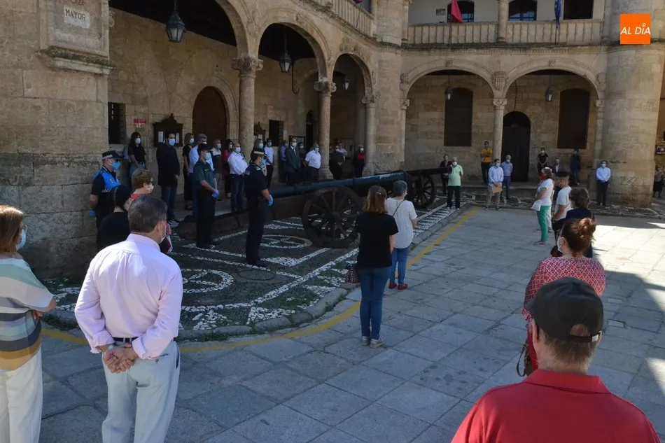 Foto 3 - Unas 80 personas guardan silencio en la Plaza Mayor en memoria de las v&iacute;ctimas del coronavirus  