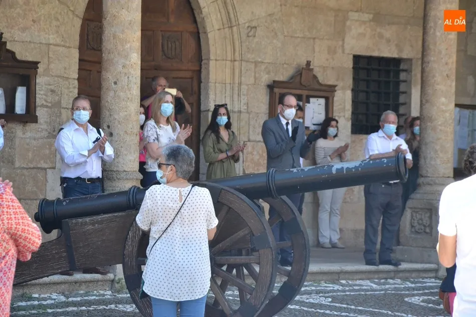Foto 2 - Unas 80 personas guardan silencio en la Plaza Mayor en memoria de las v&iacute;ctimas del coronavirus  