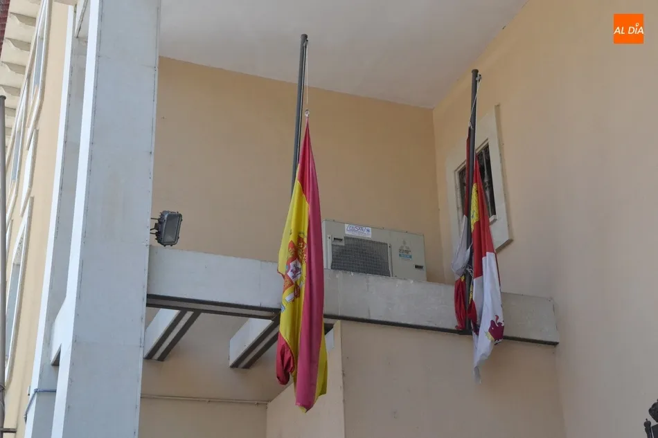 Foto 5 - Los organismos p&uacute;blicos ponen sus banderas a media asta en se&ntilde;al de duelo  