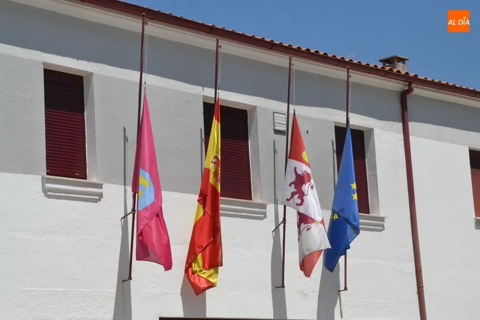 Los organismos públicos ponen sus banderas a media asta en señal de duelo  
