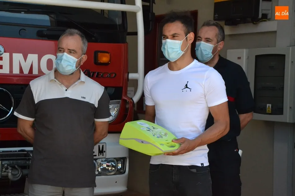 Foto 5 - El Ayuntamiento hace entrega de un desfibrilador semiautom&aacute;tico a los Bomberos  