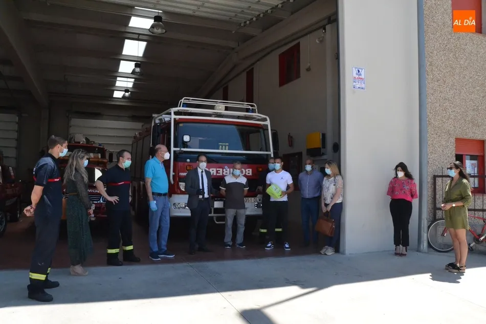 Foto 4 - El Ayuntamiento hace entrega de un desfibrilador semiautom&aacute;tico a los Bomberos  