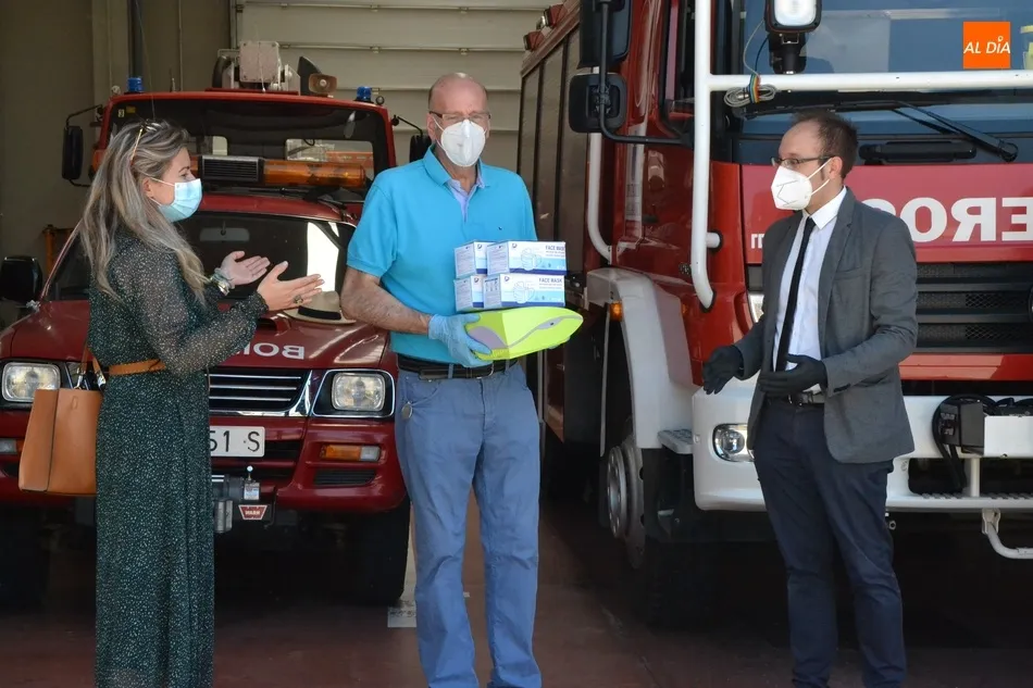 Foto 2 - El Ayuntamiento hace entrega de un desfibrilador semiautom&aacute;tico a los Bomberos  