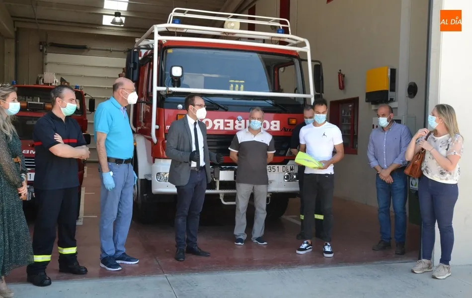 El Ayuntamiento hace entrega de un desfibrilador semiautomático a los Bomberos  