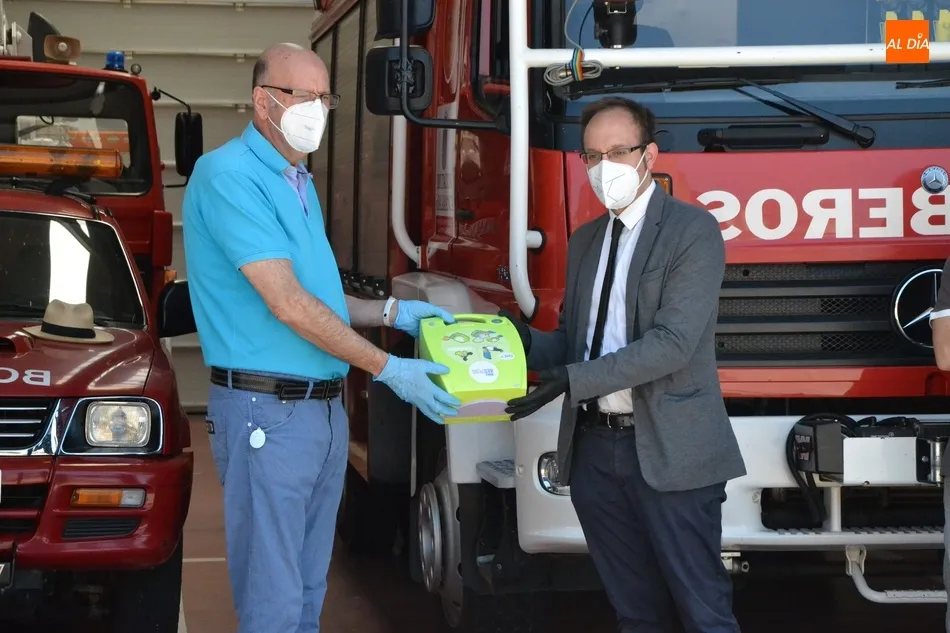 Foto 3 - El Ayuntamiento hace entrega de un desfibrilador semiautom&aacute;tico a los Bomberos  