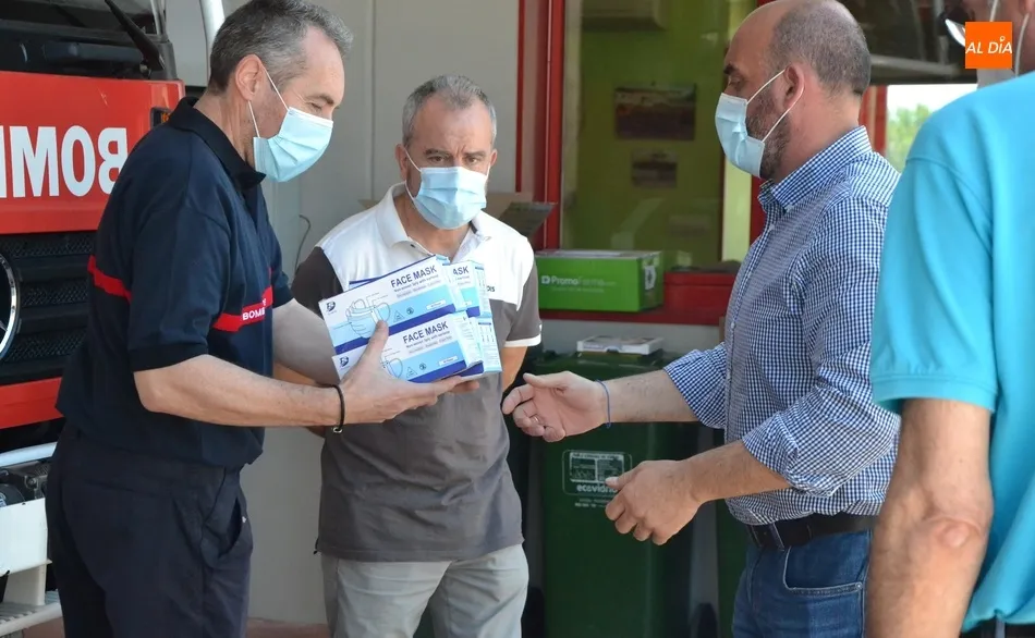 Foto 6 - El Ayuntamiento hace entrega de un desfibrilador semiautom&aacute;tico a los Bomberos  