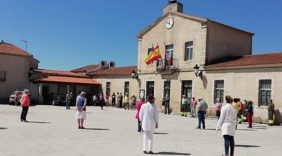 Foto 4 - Aldea del Obispo recuerda a las v&iacute;ctimas de la pandemia con un minuto de silencio  