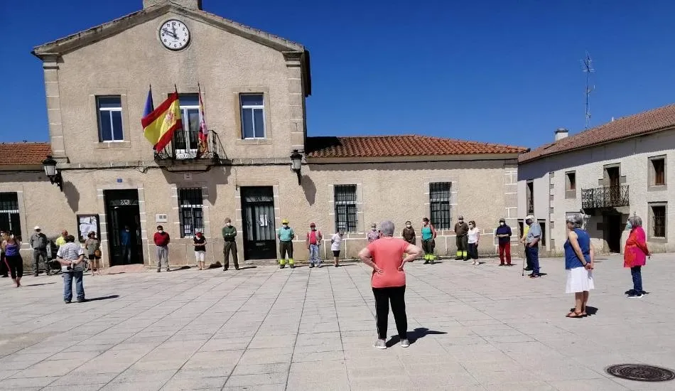 Aldea del Obispo recuerda a las víctimas de la pandemia con un minuto de silencio  