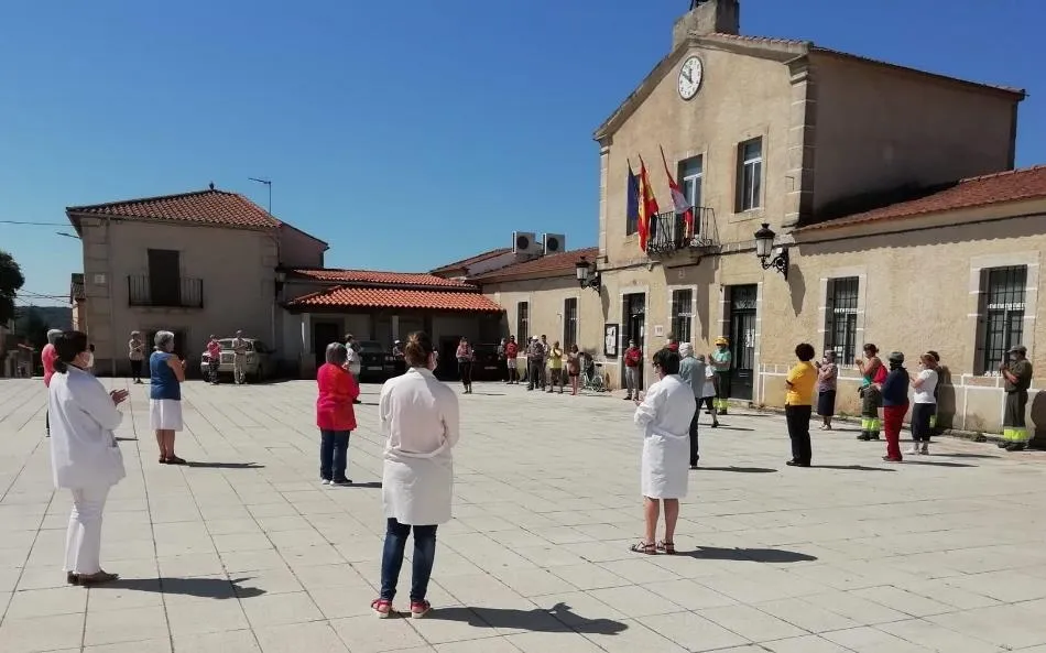 Foto 5 - Aldea del Obispo recuerda a las v&iacute;ctimas de la pandemia con un minuto de silencio  