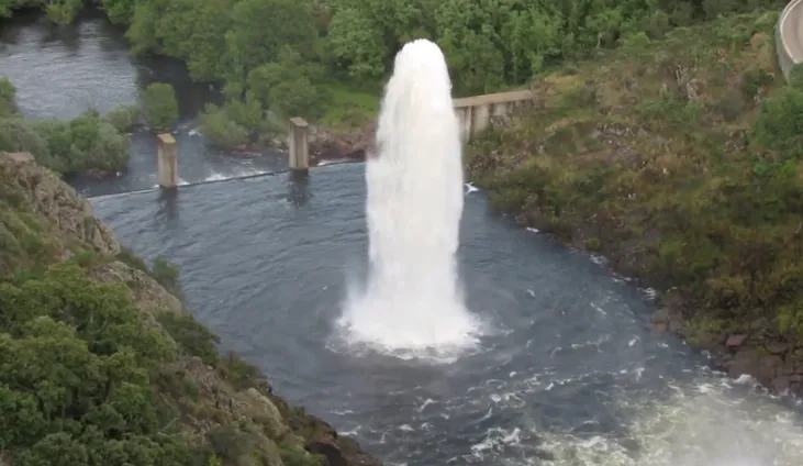 Irueña continúa con su notable ritmo de desembalse incluyendo un llamativo ‘géiser’  