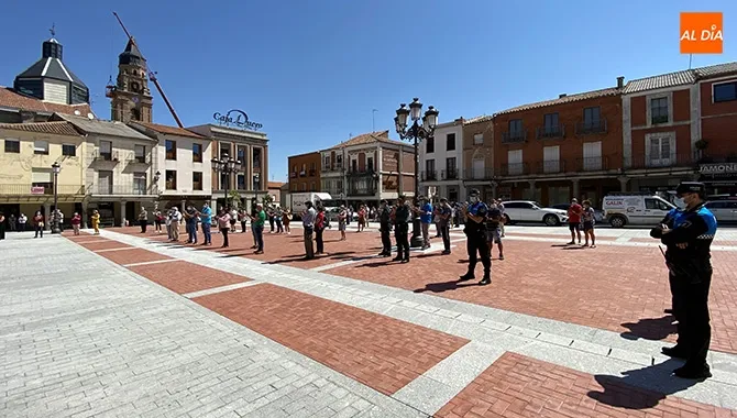 Decenas de personas participaban en el minuto de silencio en recuerdo a los fallecidos por el coronavirus