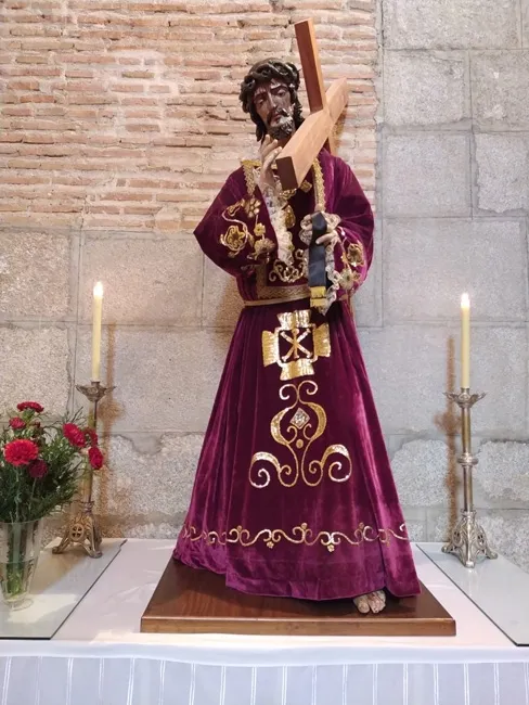 Foto 3 - La Virgen de la Misericordia y Jes&uacute;s Nazareno se muestran en luto por todos los fallecidos de la...