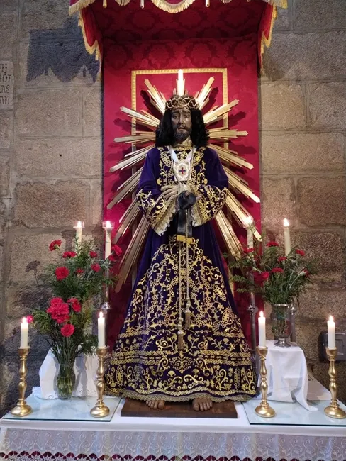 Foto 2 - La Virgen de la Misericordia y Jes&uacute;s Nazareno se muestran en luto por todos los fallecidos de la...