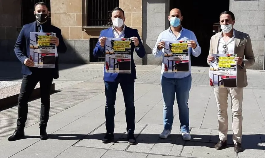 Representantes de la Asociación de Empresarios de Hostelería de Salamanca que han entregado sus peticiones en la Subdelegación del Gobierno