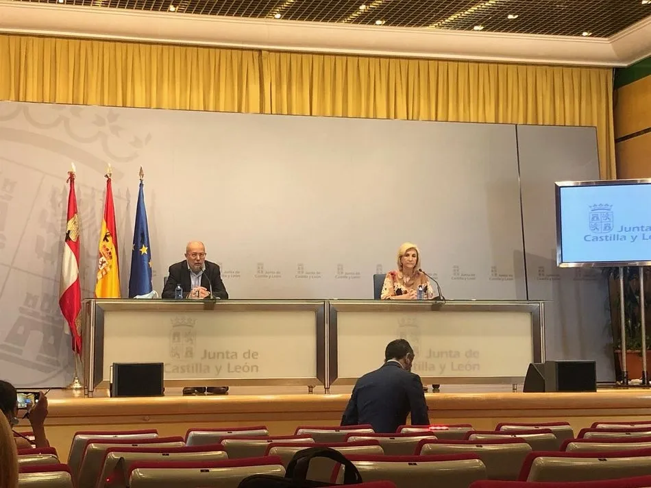 El vicepresidente de la Junta, Francisco Igea, y la consejera de Sanidad, Verónica Casado, en la primera rueda de prensa presencial tras la declaración del Estado de Alarma por el COVID-19 - EUROPA PRESS