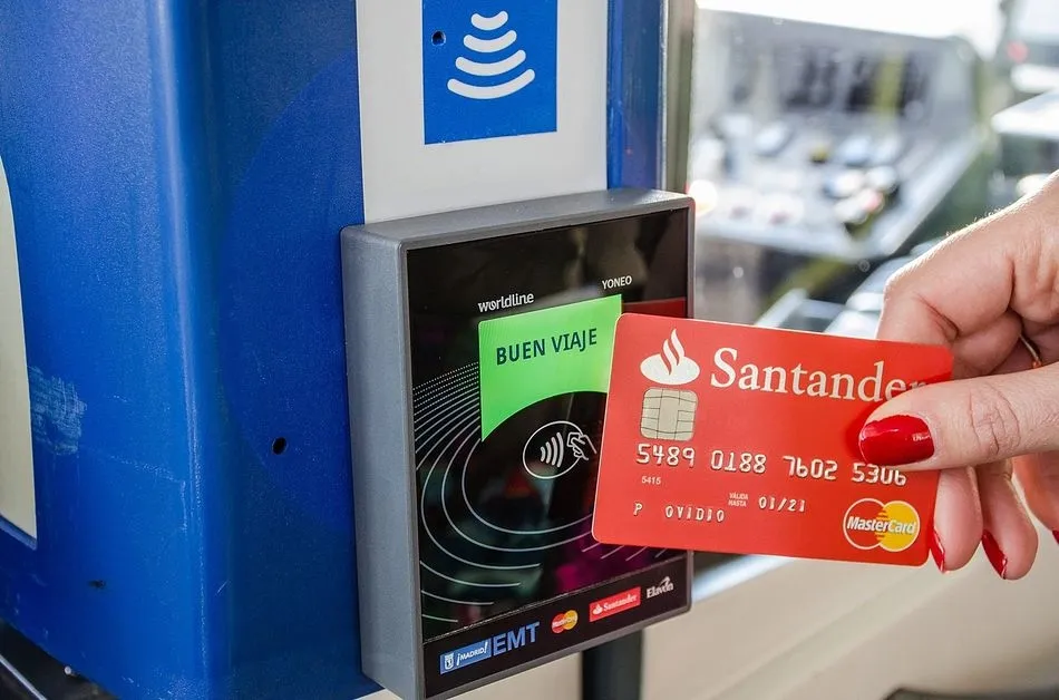 Pago con una tarjeta contactless en el autobús. - EUROPA PRESS - Archivo