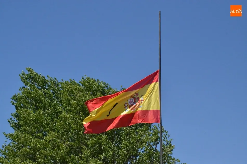 Foto 3 - La bandera de la Glorieta del &Aacute;rbol Gordo, colocada tambi&eacute;n a media asta  