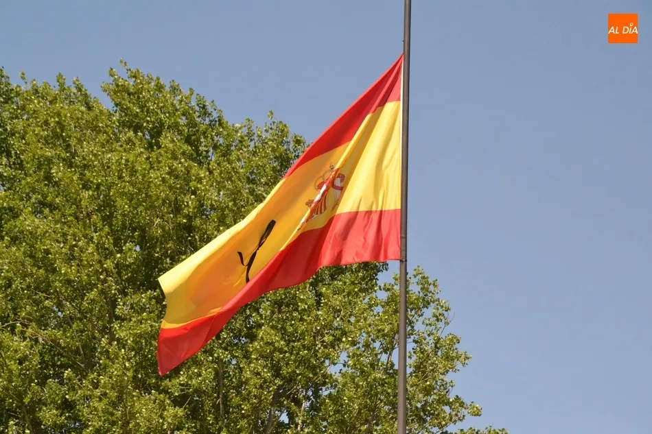 Foto 2 - La bandera de la Glorieta del &Aacute;rbol Gordo, colocada tambi&eacute;n a media asta  