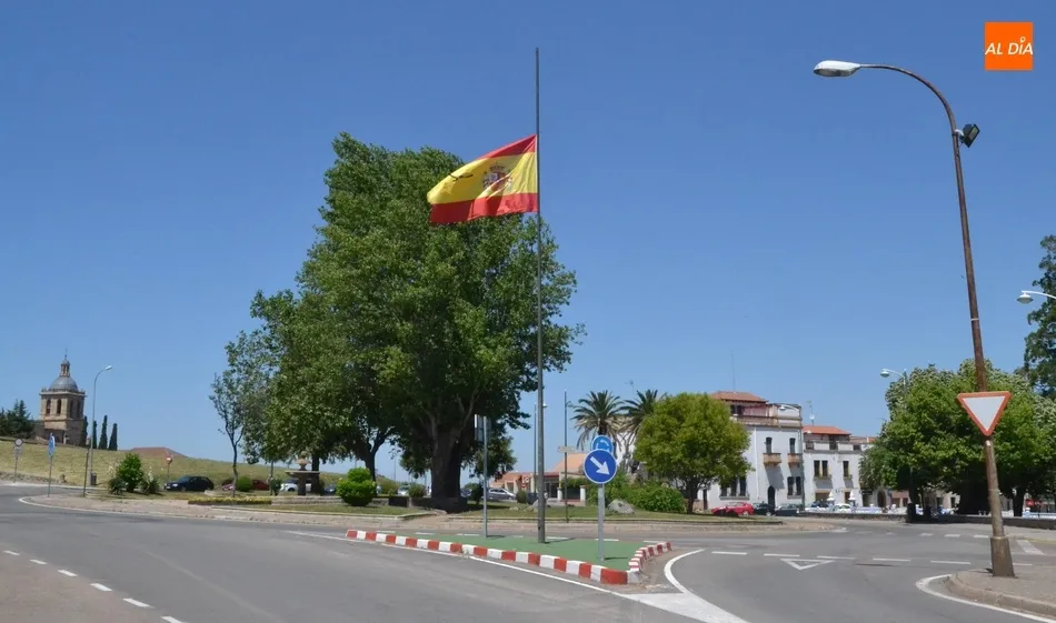 La bandera de la Glorieta del Árbol Gordo, colocada también a media asta  