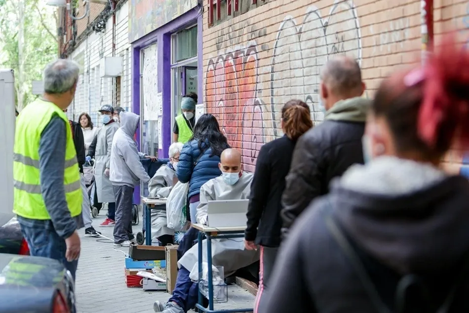 Cientos de personas sin recursos hacen cola en Aluche en busca de una bolsa de comida. Foto: EP