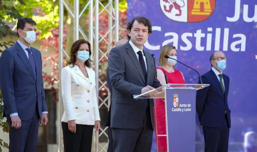 El presidente de la Junta de Castilla y León, Alfonso Fernández Mañueco, en la toma de posesión de la nueva consejera