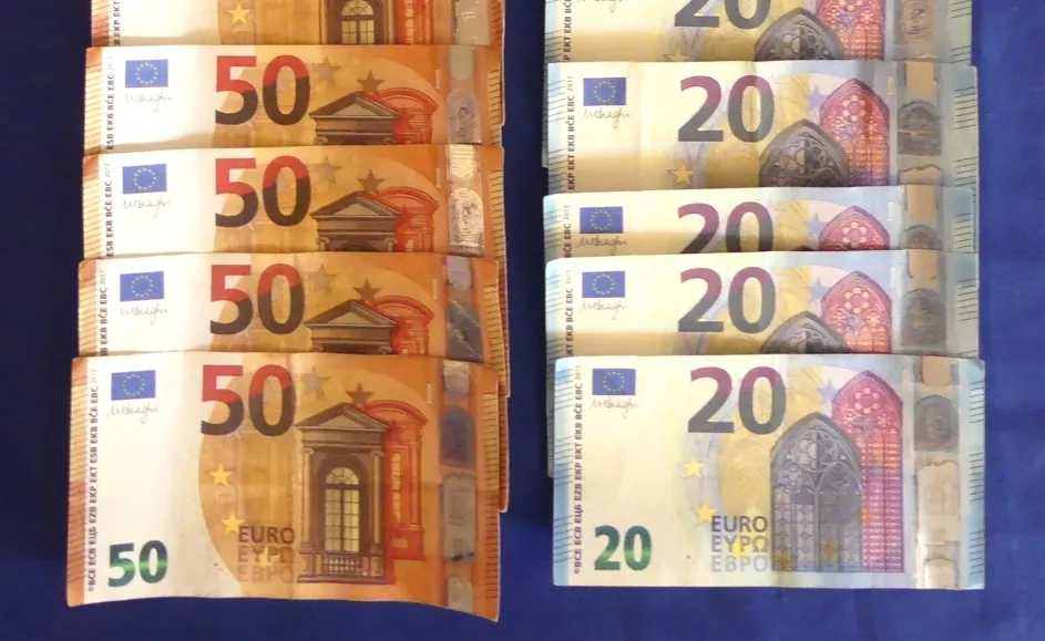 Parte de los billetes intervenidos en esta detención