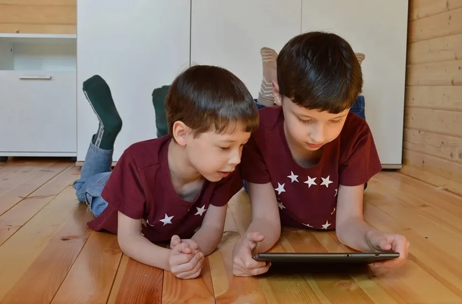 Limitar el tiempo de uso de pantallas entre los niños para cuidar su salud visual