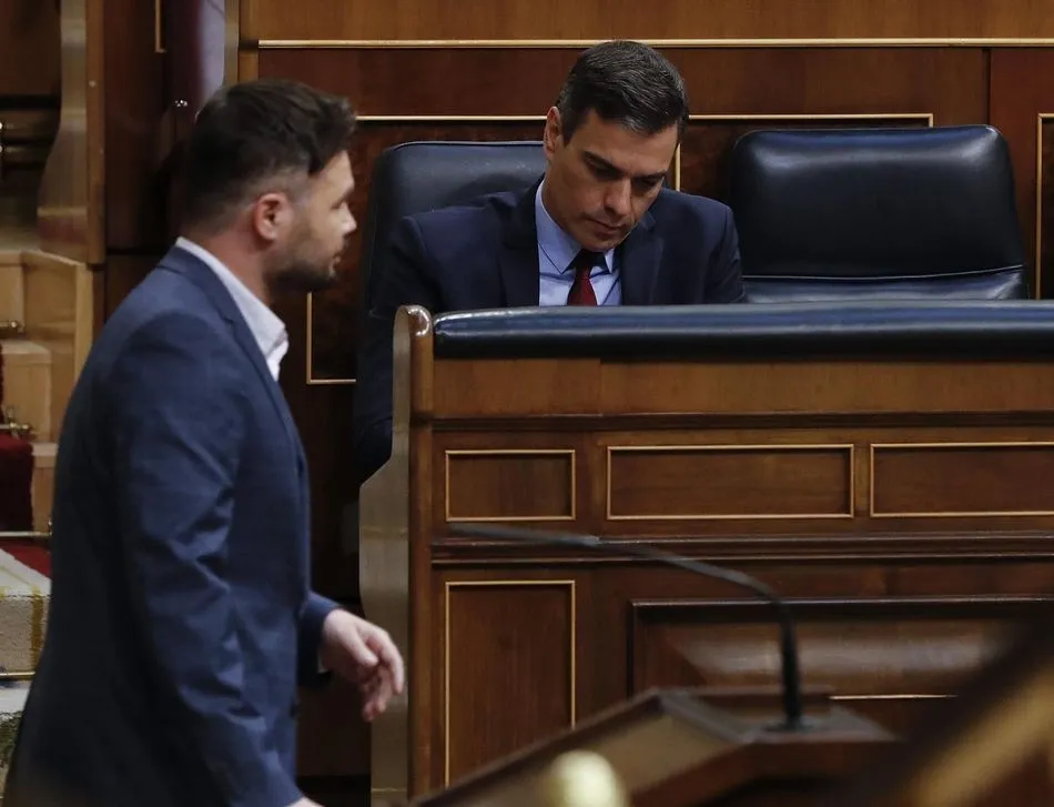 El portavoz de ERC en el Congreso, Gabriel Rufián, pasa junto al presidente del Gobierno, Pedro Sánchez, durante el debate de la quinta prórroga del estado de alarma - Pool