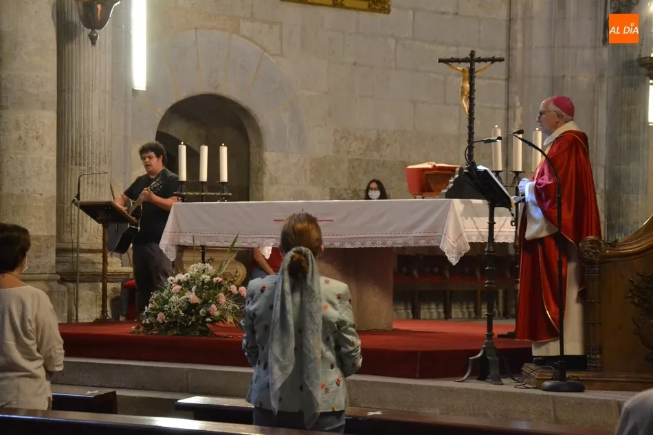 Foto 10 - Fieles de los 7 Arciprestazgos diocesanos se re&uacute;nen en la Catedral para festejar Pentecost&eacute;s  
