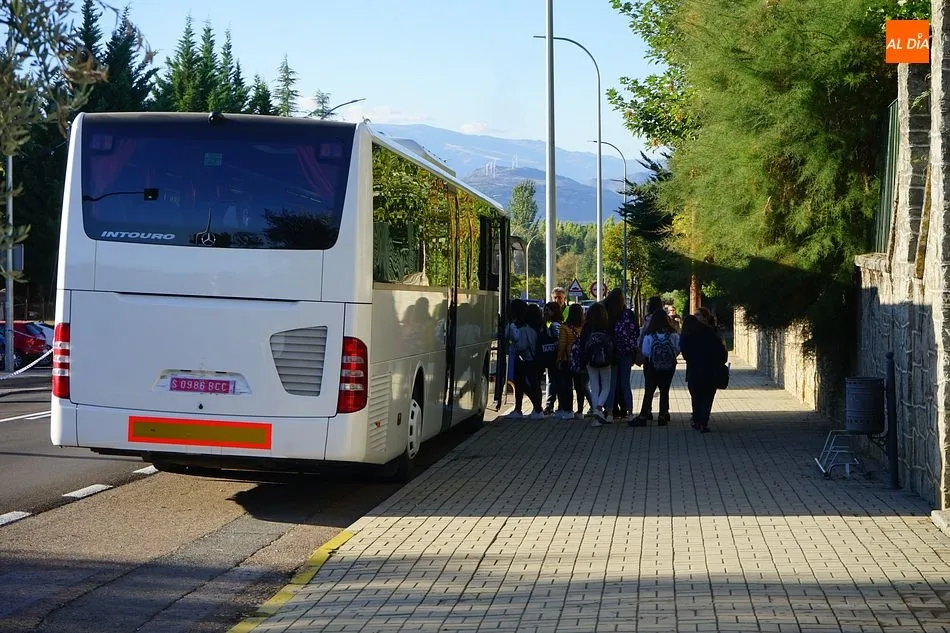 Alumnos utilizando el transporte público en Guijuelo - Archivo