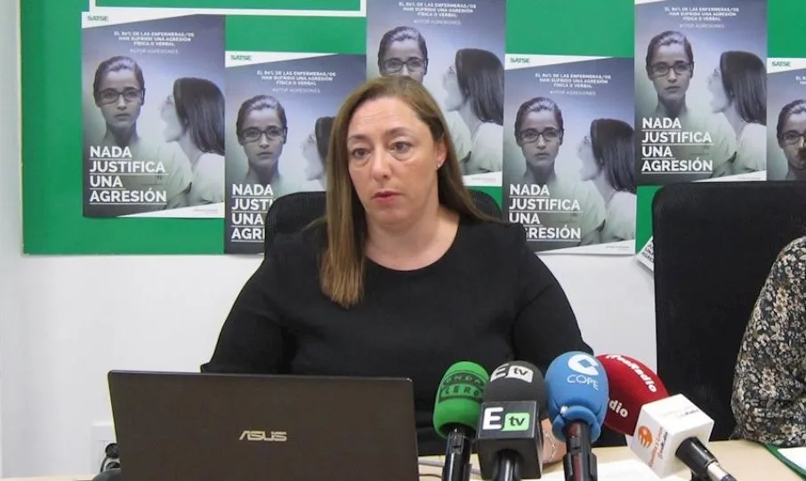 La secretaria autonómica de Satse, Mercedes Gago, a la izquierda durante una rueda de prensa. Foto de archivo EP