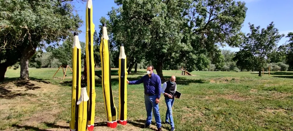 David Mingo, alcalde de Salamanca, visita los troncos decorados en la isla del Soto