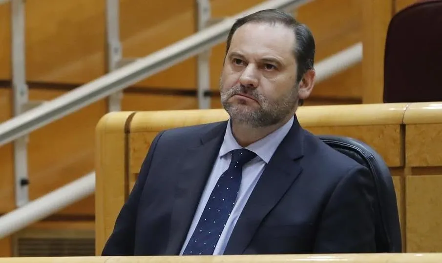 El ministro de Transportes, Movilidad y Agenda Urbana, José Luis Ábalos, durante la sesión de control al Gobierno en el Senado. Foto Pool