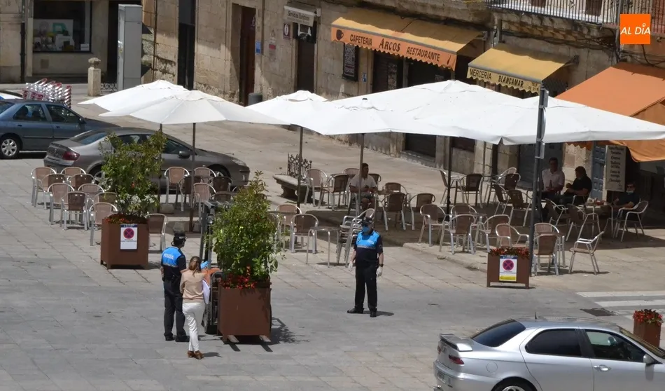 Foto 10 - La Plaza Mayor contin&uacute;a recobrando vida con el despliegue de m&aacute;s terrazas  